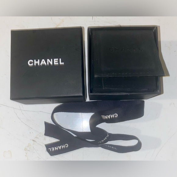 Auth CHANEL Empty Presentation Jewelry Display Gift Storage Box Felt Ring Holder - Picture 8 of 9